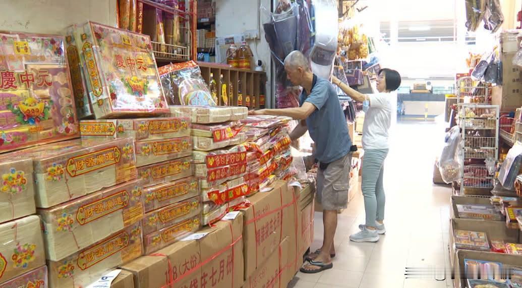 随着中元节临近，新加坡祭品市场买气逐渐升温。受访业者表示，今年祭品整体价格较去年