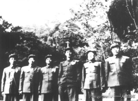 1953年秋志愿军后勤部领导班子成员合影于朝鲜香枫山住地。左起：罗文、李雪三、张