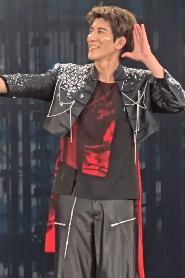 王力宏带伤坚持开演唱会：今早起来巨痛，见到大家又感觉不痛了 