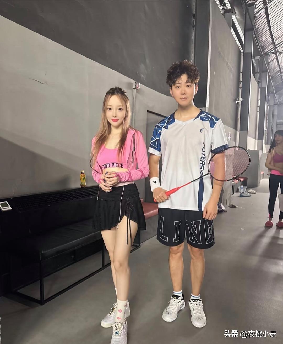 44岁李小璐打羽毛球被偶遇，她的穿衣打扮好少女，身材凹凸有致，皮肤白皙，状态实在