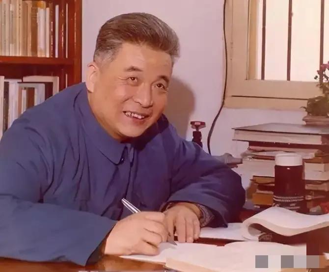 1986年，弥留之际的邓稼先向中央提出一份建议书，指出世界上的核弹理论水平接近极