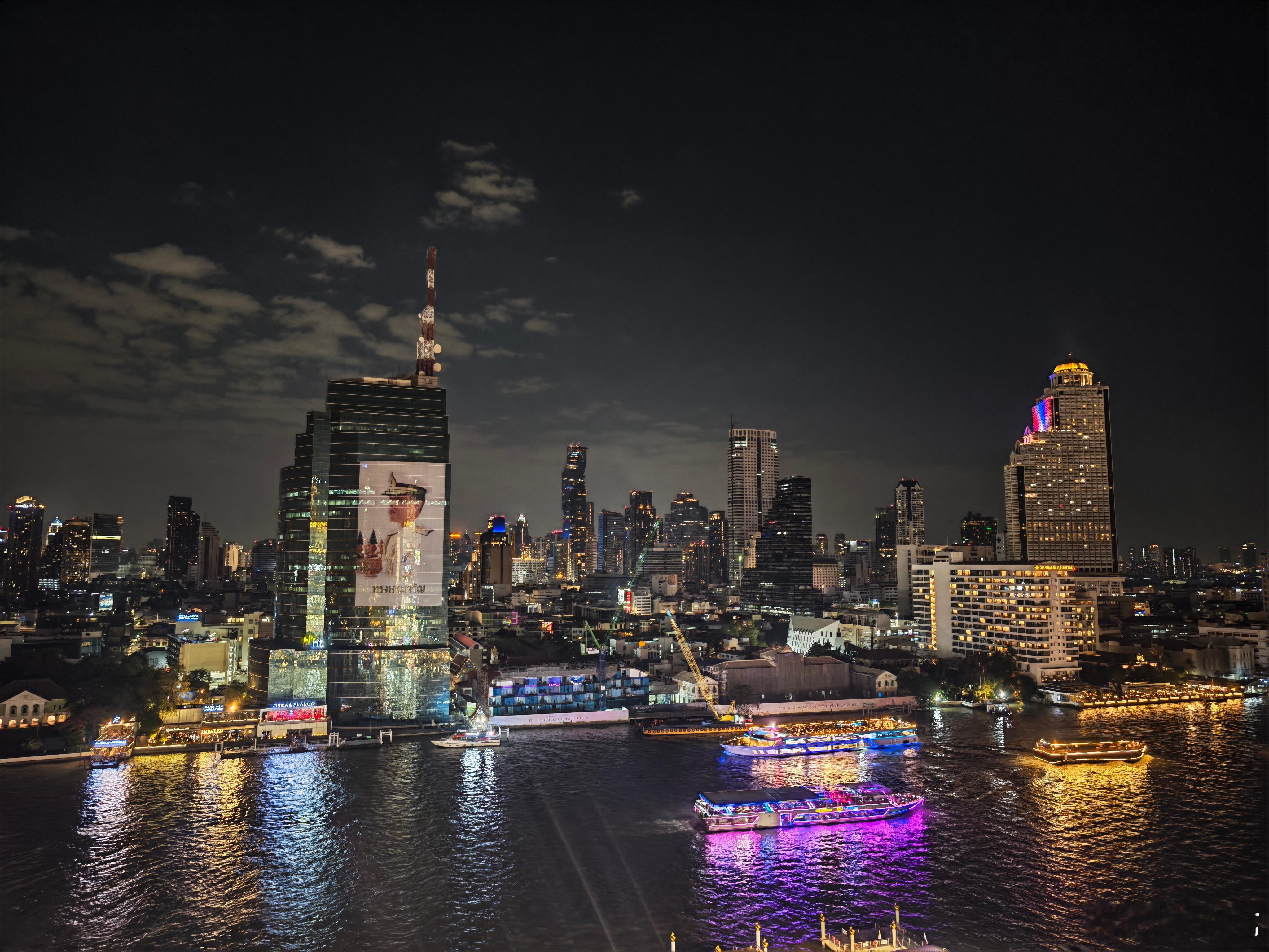 在曼谷逛了好几个商场，感叹这里真是把商场做成了新物种，它们超越了单纯的“购物场所