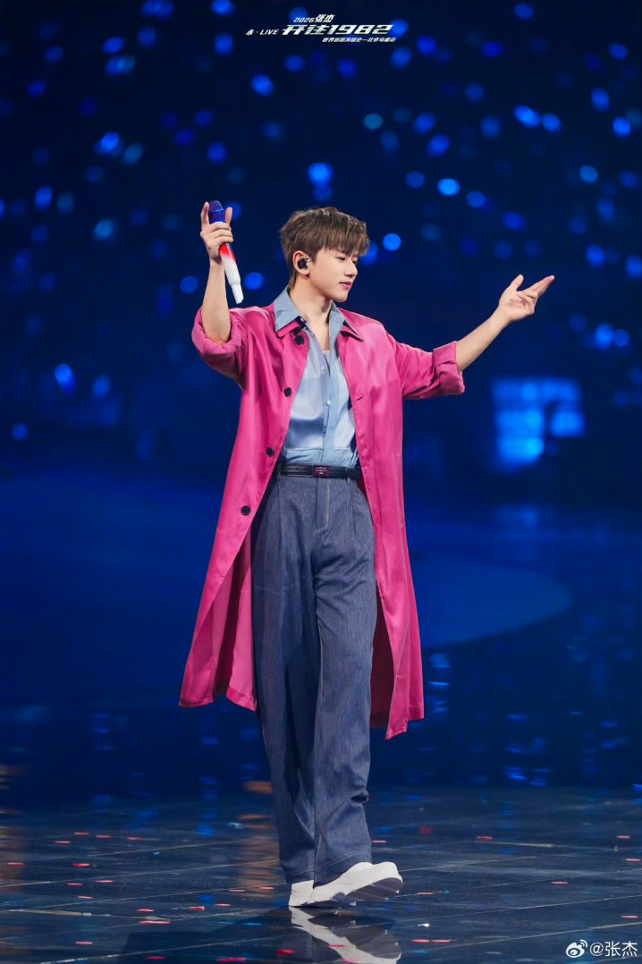 张杰昨天高尔夫今天鸟巢演唱会昨天高尔夫今天鸟巢演唱会，跟张杰这种高精力人群没什么