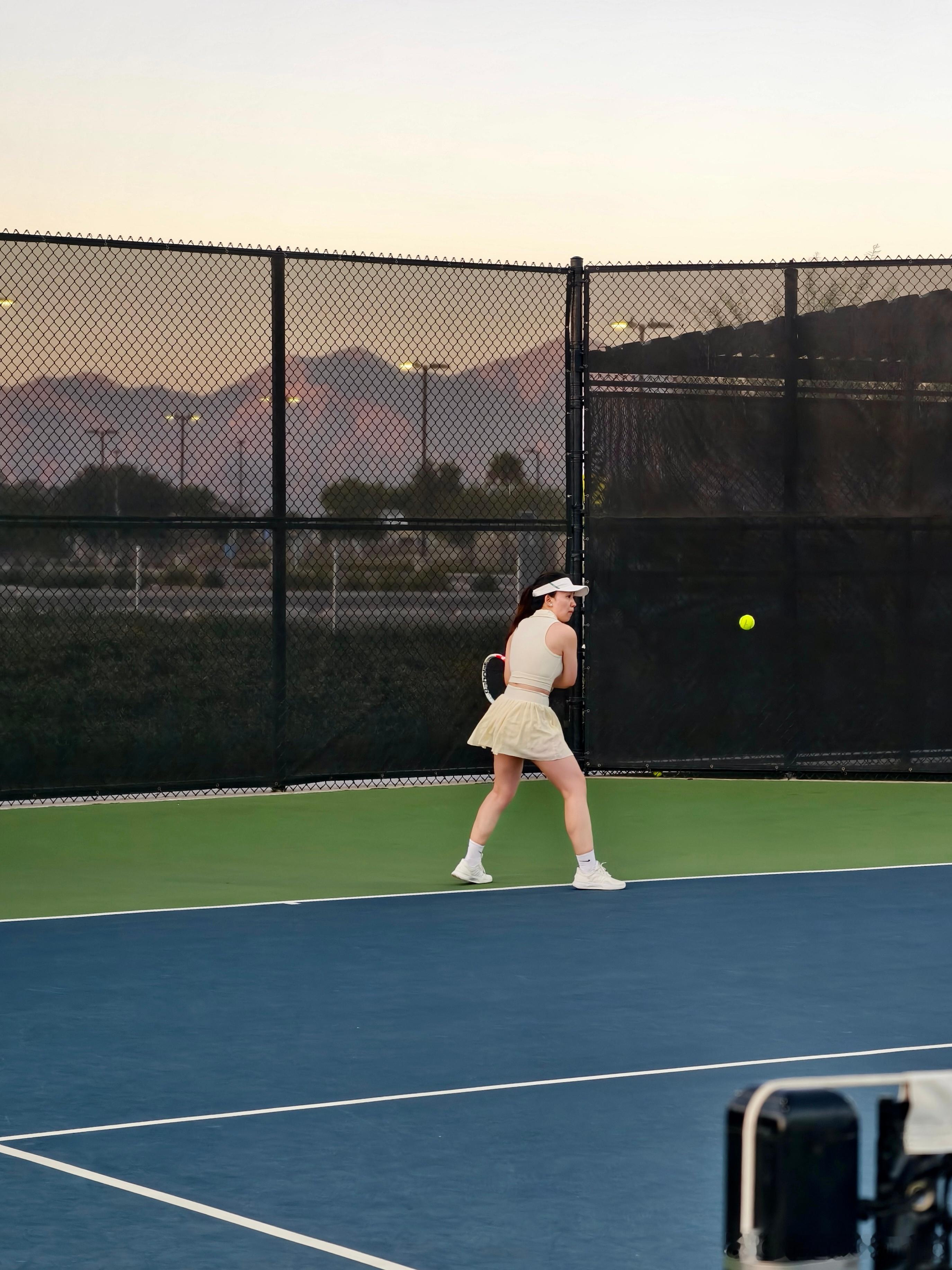 🎾带着球拍走世界的梦想又完成了一笔。日落时分打球，背后的群山太美了。认真打球的