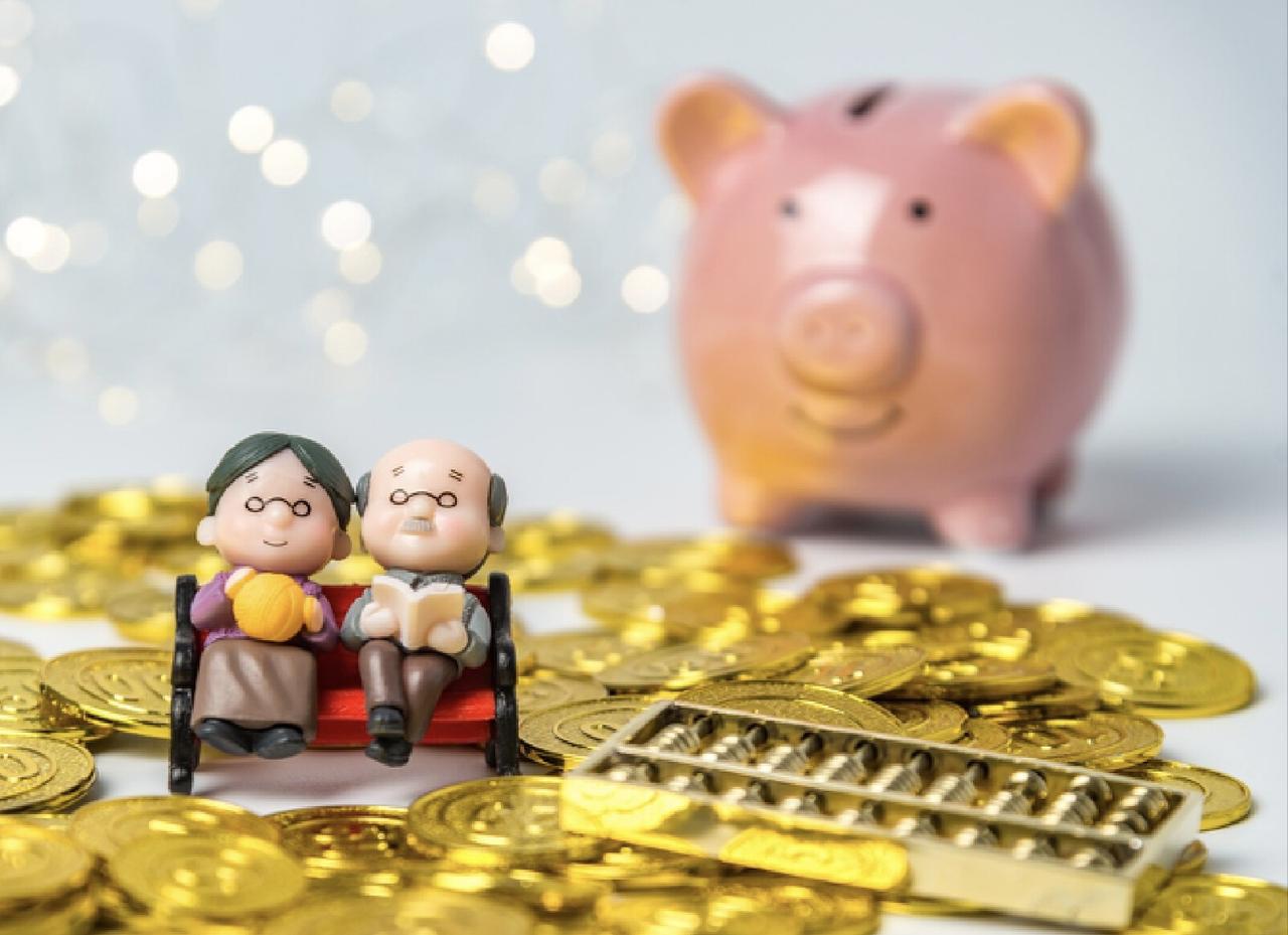 手里有300万没退休金，
和每月领退休金，
哪种养老更安心？
 刷到这个养老话题
