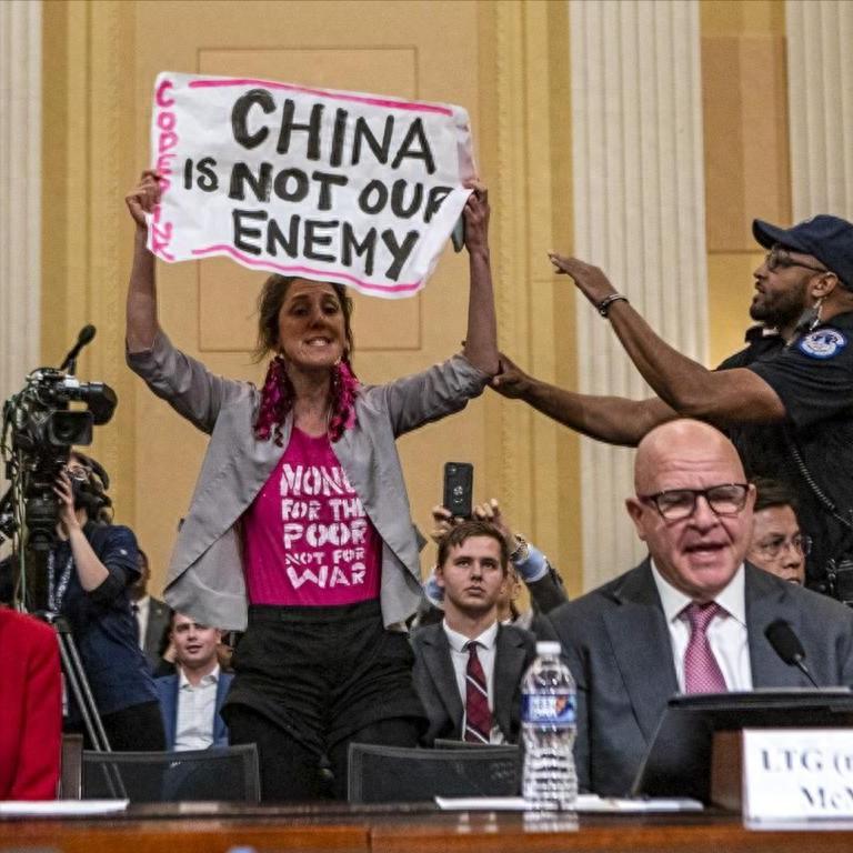 美媒果然破防了！美国反战团体来华寻访红色足迹，打算走访遵义、娄山关等红色地标，实
