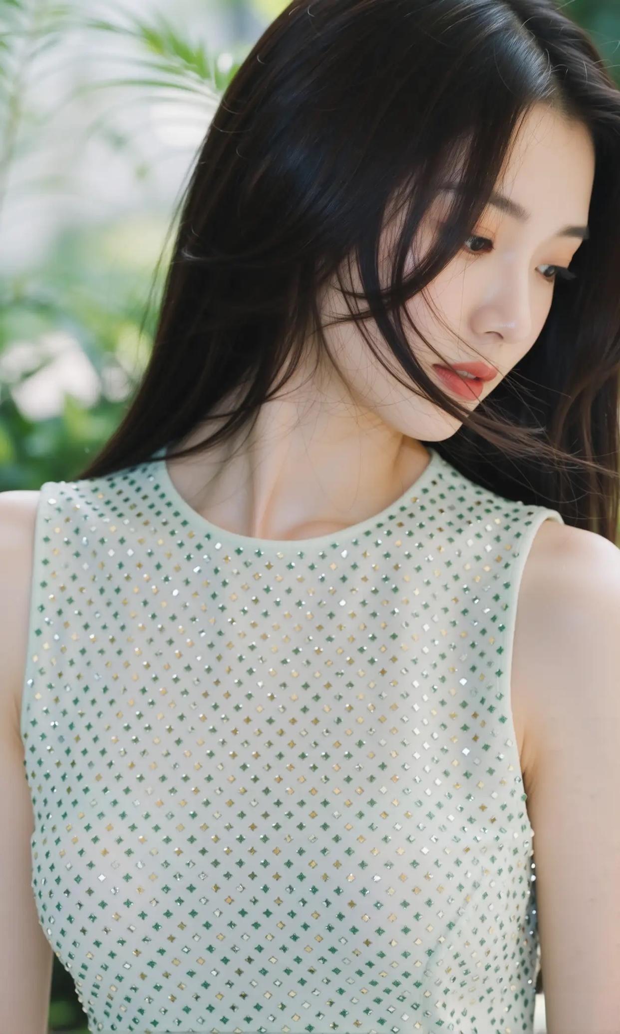 发梢漫过肩时，风也偷藏了半缕香
眼波是未漾开的湖，深邃而美丽
她坐处，花便忘了怎