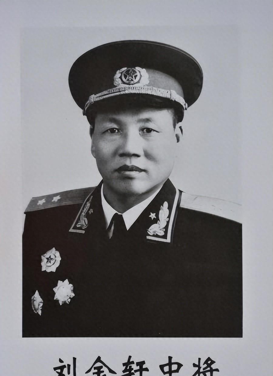 刘金轩将军陪孩子在公园游玩时，偶遇一位老人因儿媳婚宴体面问题发愁，他是如何处理的