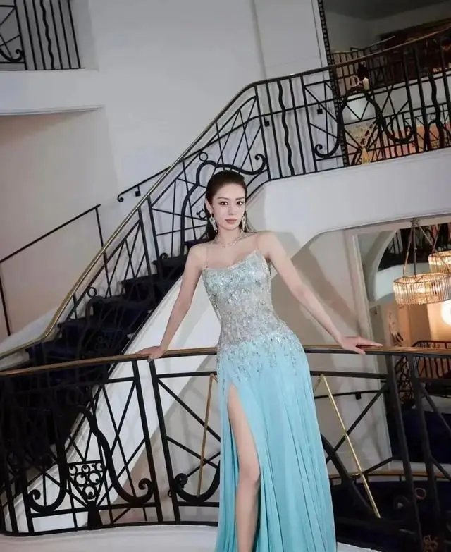 吉娜爱丽丝穿搭渐趋成熟 钢琴家风格穿搭最稳重吉娜·爱丽丝近些年换了模样。她不再只
