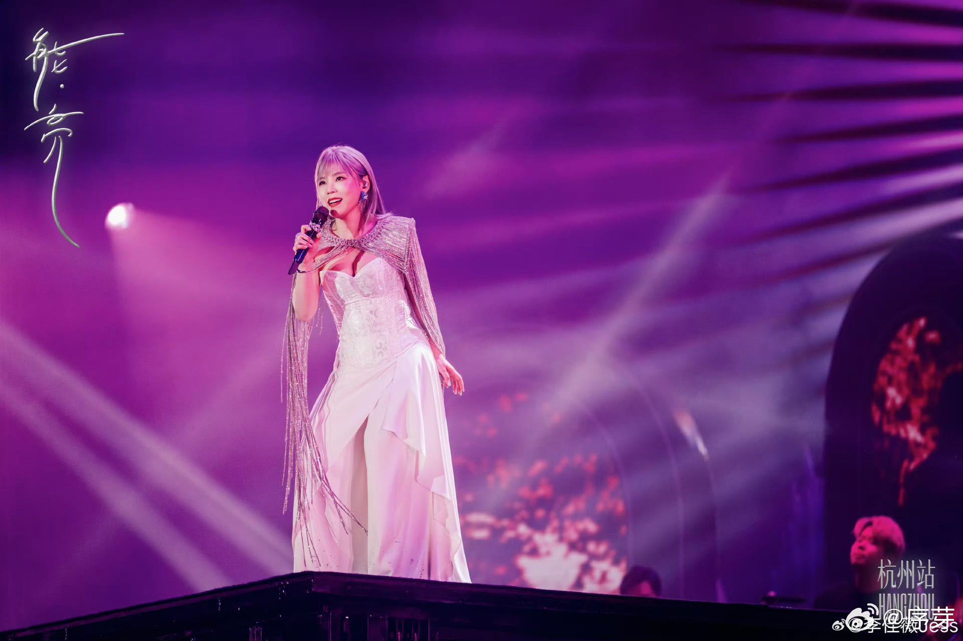 李佳薇终于站上体育馆 一路深耕音乐坚守热爱，如今如愿站上大型体育馆舞台放声歌唱，
