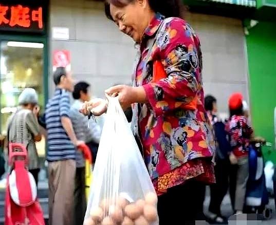 免费领鸡蛋？背后可能藏着大坑！

最近看到个事儿，一位75岁的老人，因为领了点免