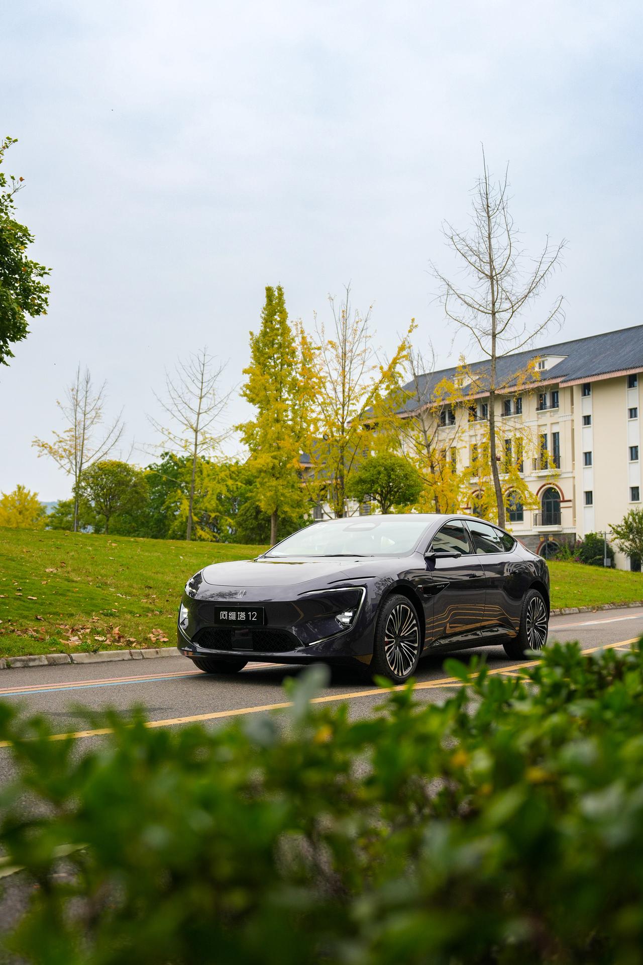 关于阿维塔12增程版有几点要说的
大家都知道之前的阿维塔12是纯电版的，在11月