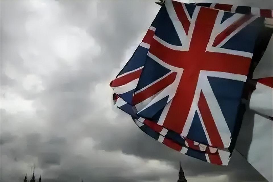 英国人很擅长玩政治，为什么越玩自己越弱小？说白了，还是英国人水平不高，枪杆子也不