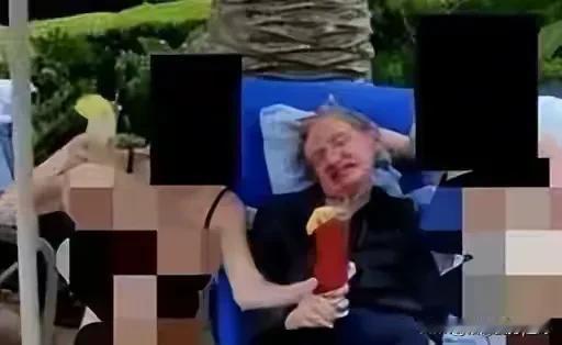 霍金被卷进大案了！

2月25日，美国司法部公开爱泼斯坦案新档案，一张旧照引爆舆