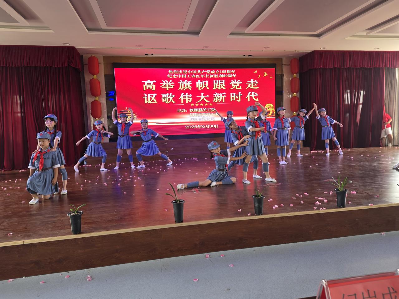 儿歌“大雨大雨哗哗下，北京来电话，让我去当兵，我还没长大”。
每当忆起这首歌，仍