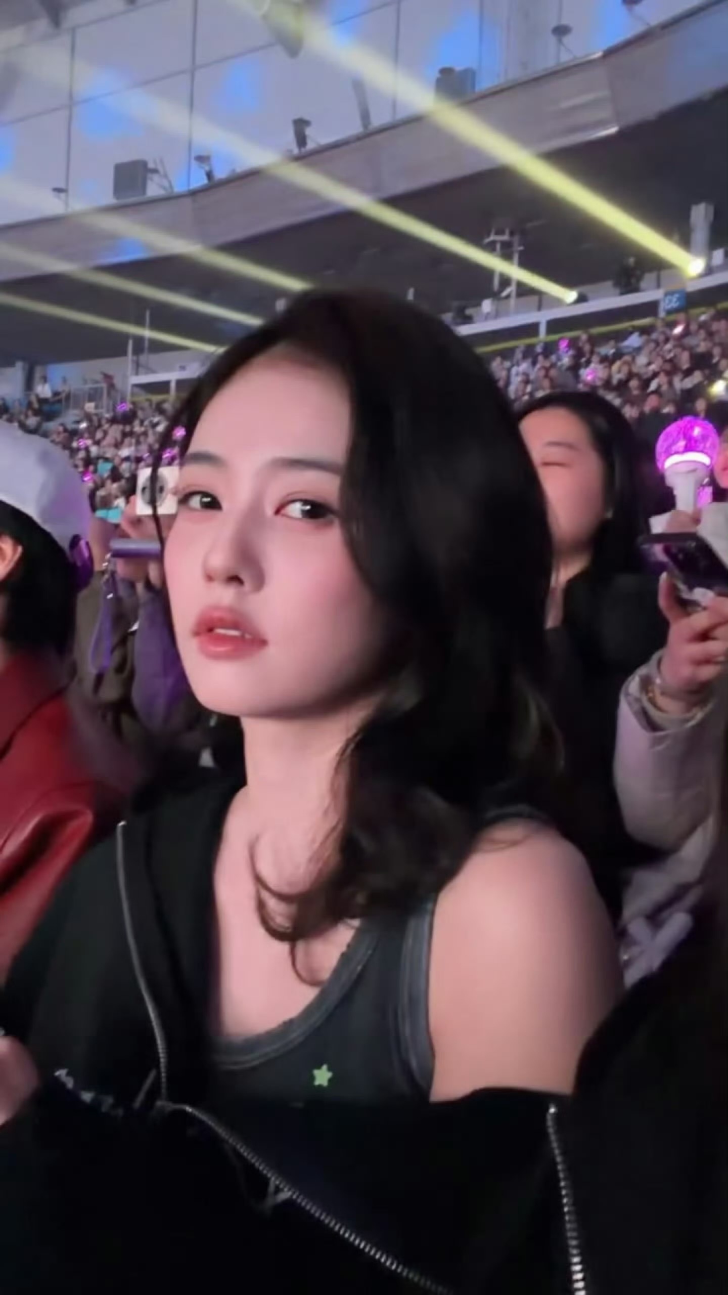 看演唱会旁边坐的白鹿不敢想坐在白鹿旁边看演唱会会有多幸福，到底该看谁啊