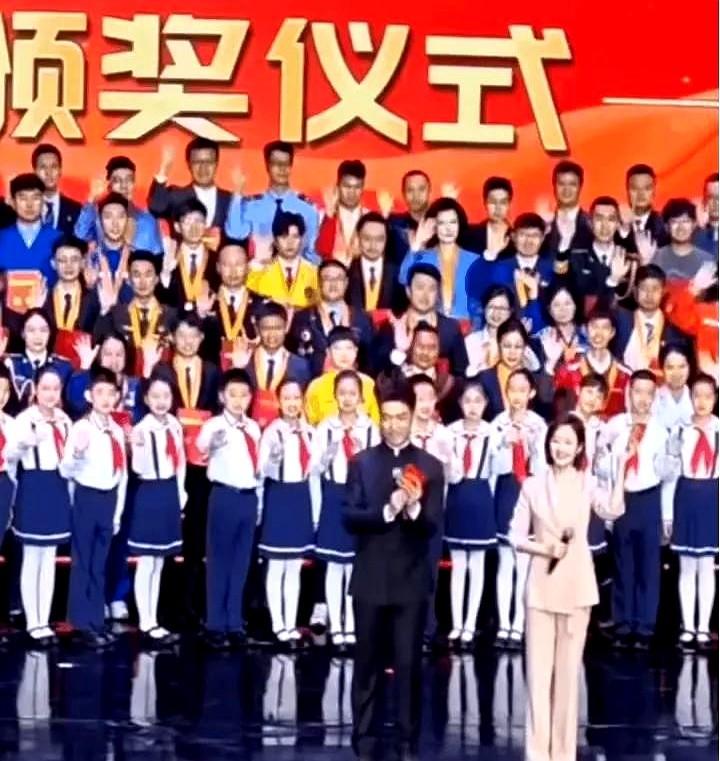 莎莎在五四颁奖典礼上又出洋相了！

颁完奖大合照环节，别人都在挥手，唯独小莎站得
