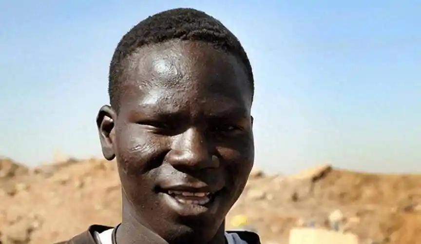 估计不少人都有过这个疑惑，刷视频或者看生活里的黑人朋友，咋有的黑得在太阳下都快泛