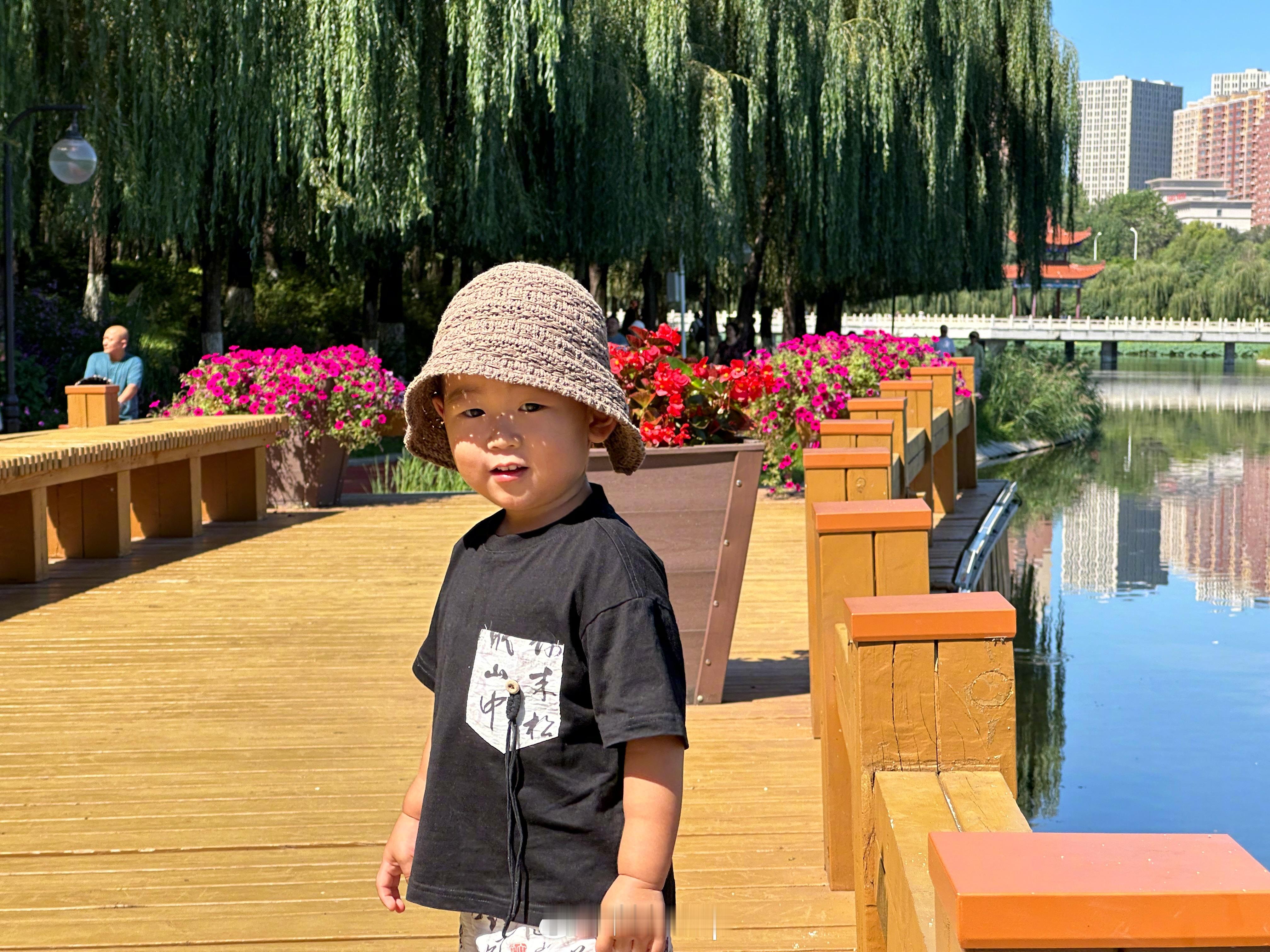 今天，我儿子在我的极氪007上说Hi EVA，打开车门。 突然我意识到，现在的孩