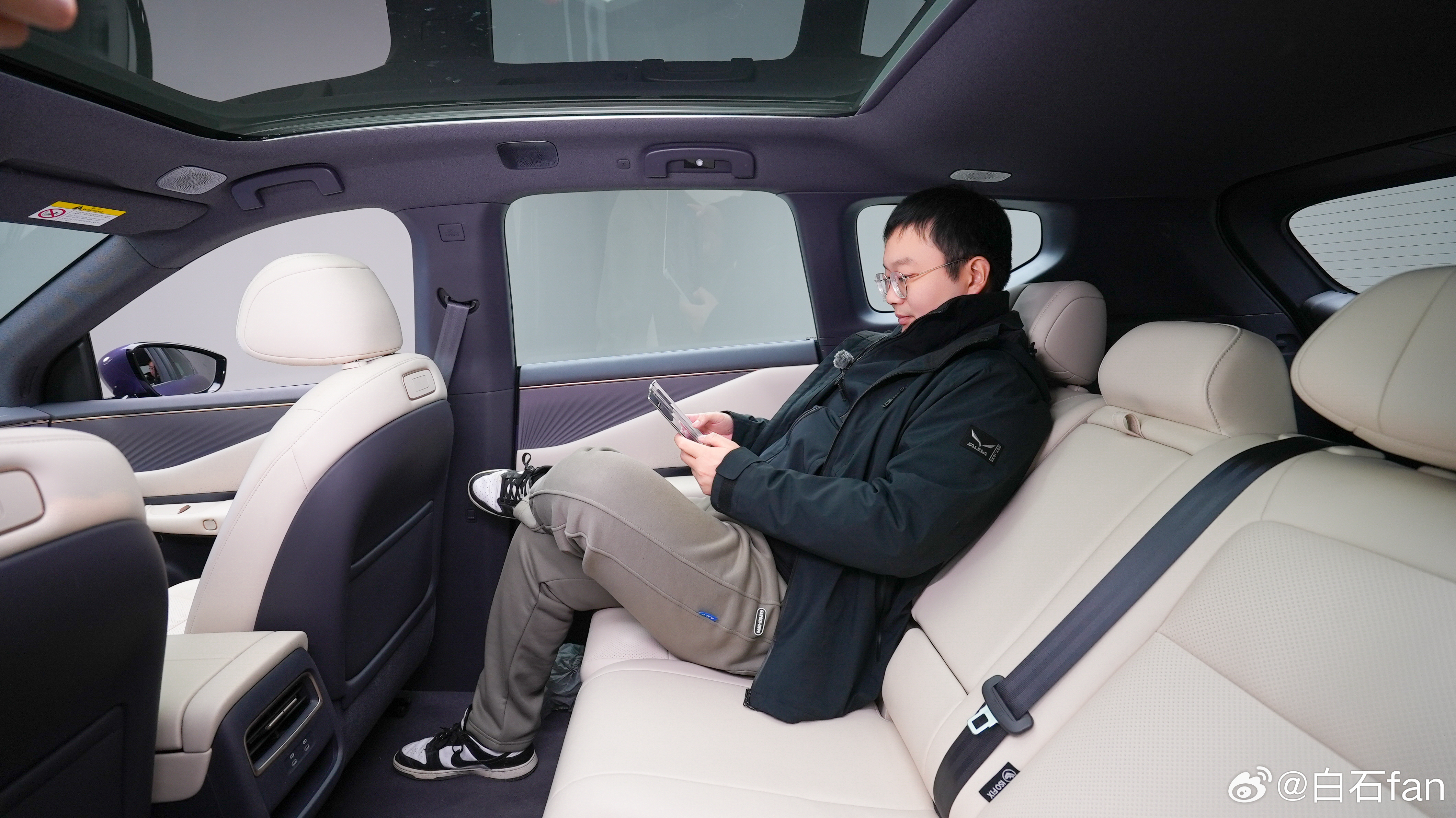 日产NX8的空间有多大？前排一个正常驾驶坐姿二排我的膝盖距离前排座椅靠背还有一个