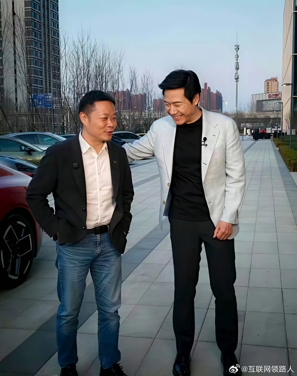 何小鹏开着刚发布的红色P7赶来，赴小米新一代SU7的发布会。雷总笑着迎上去。说真