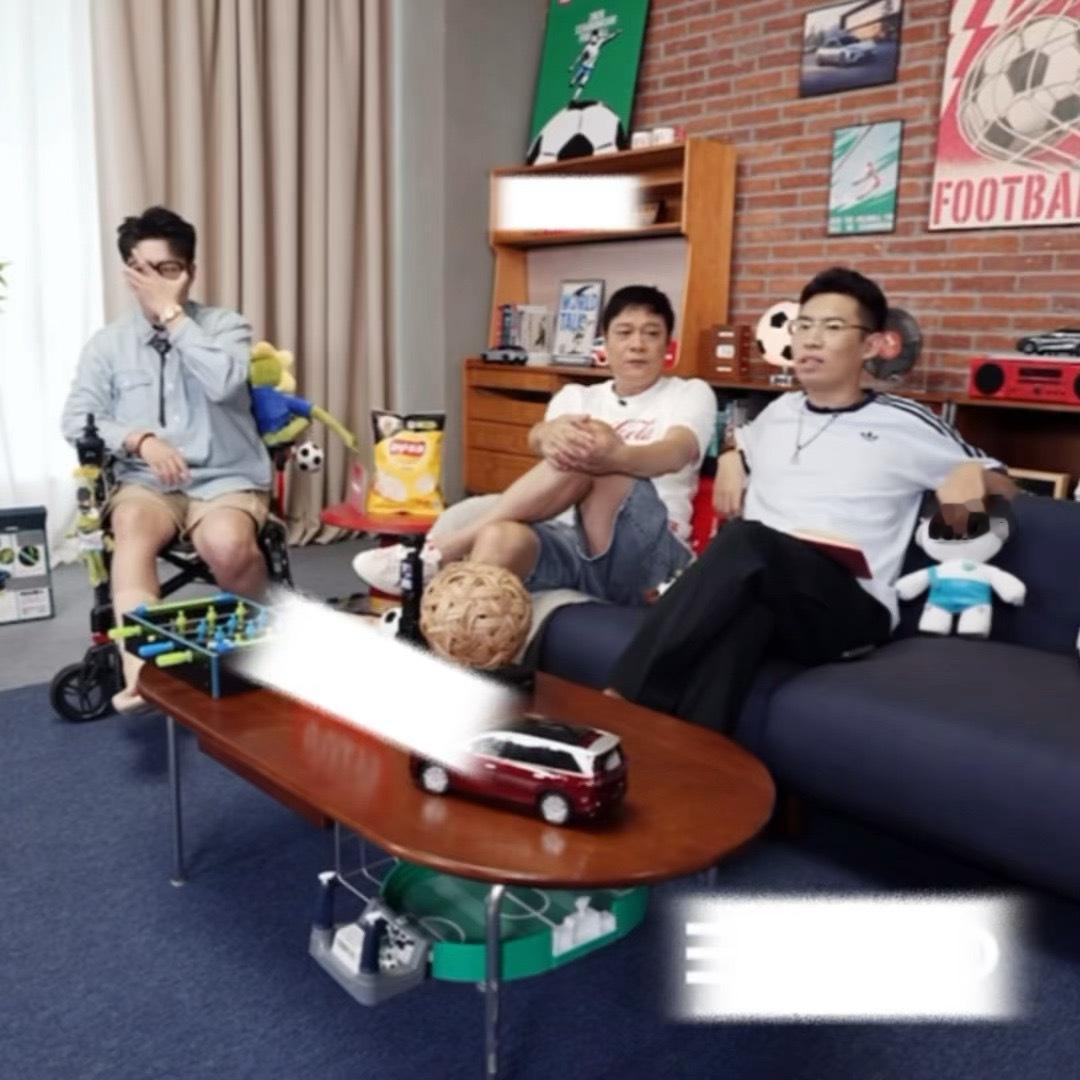 范志毅给哈兰德讲球范志毅说内马尔后续依旧会上场 听泉、酷滕和范导这神奇组合边吃边