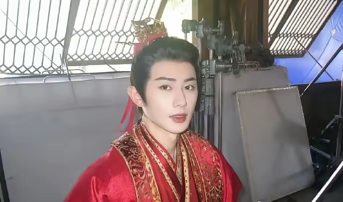 被李一桐和王佑硕的婚服造型美到失语！红黄配色碰撞出极致浪漫，王佑硕一袭华服温润如
