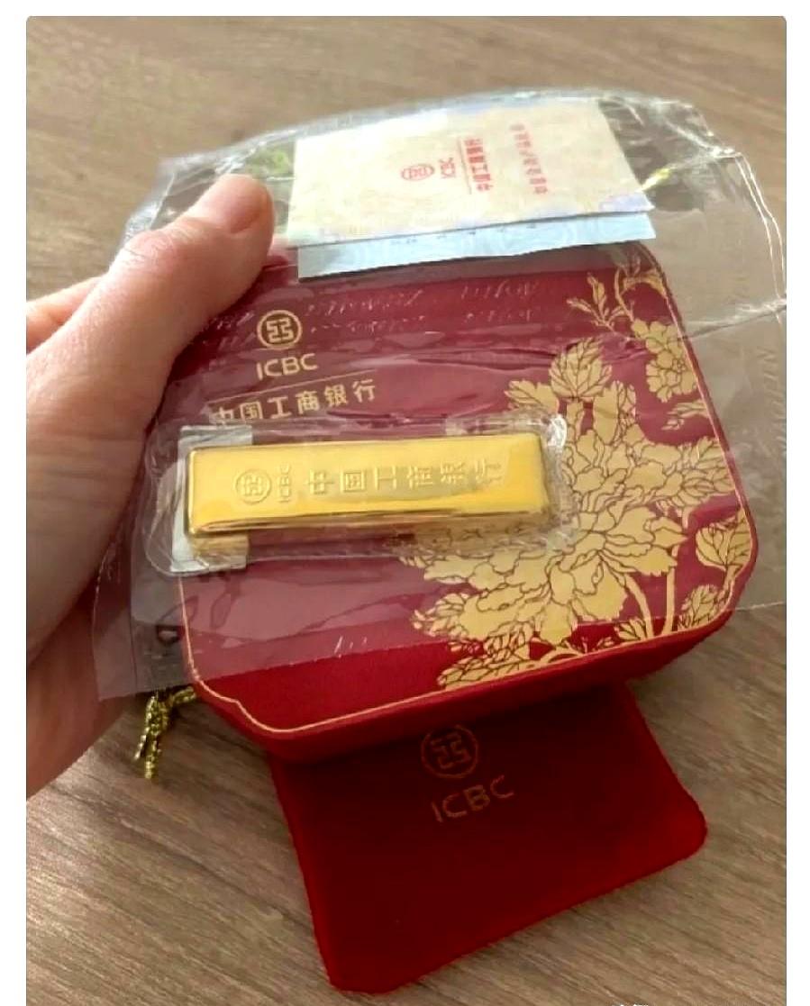 手里囤着大把黄金的兄弟姐妹，眼睁睁看着账户里硬生生蒸发了三万多块钱，这两天晚上有