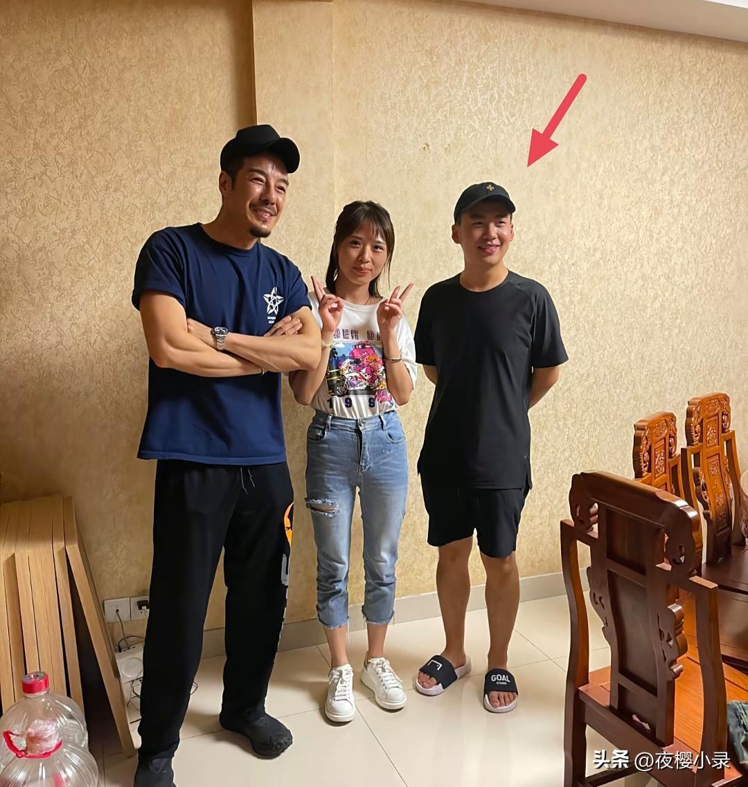 郭德纲儿子郭麒麟去餐馆吃白切羊肉，穿衣打扮朴素，个子很矮，长相和身材都好一般，完