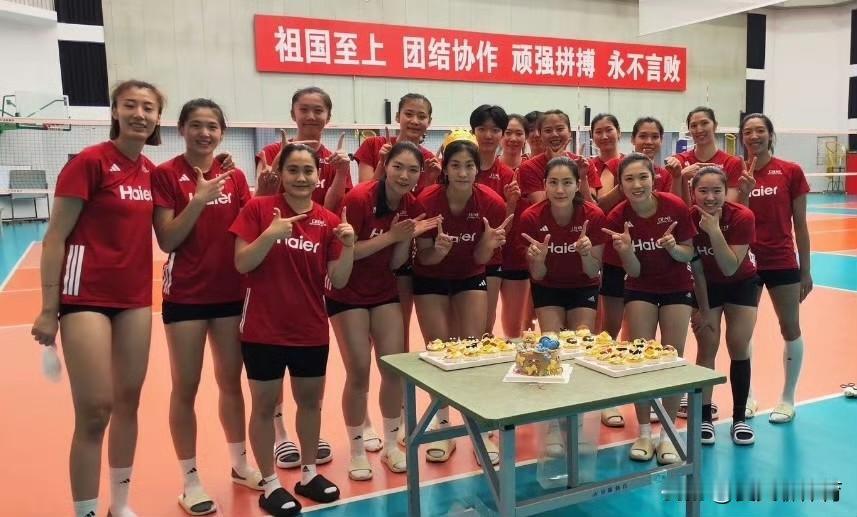 中国女排北京18人集训大名单，吴梦洁正式回归！今天是杨舒茗的生日，教练团队为小将