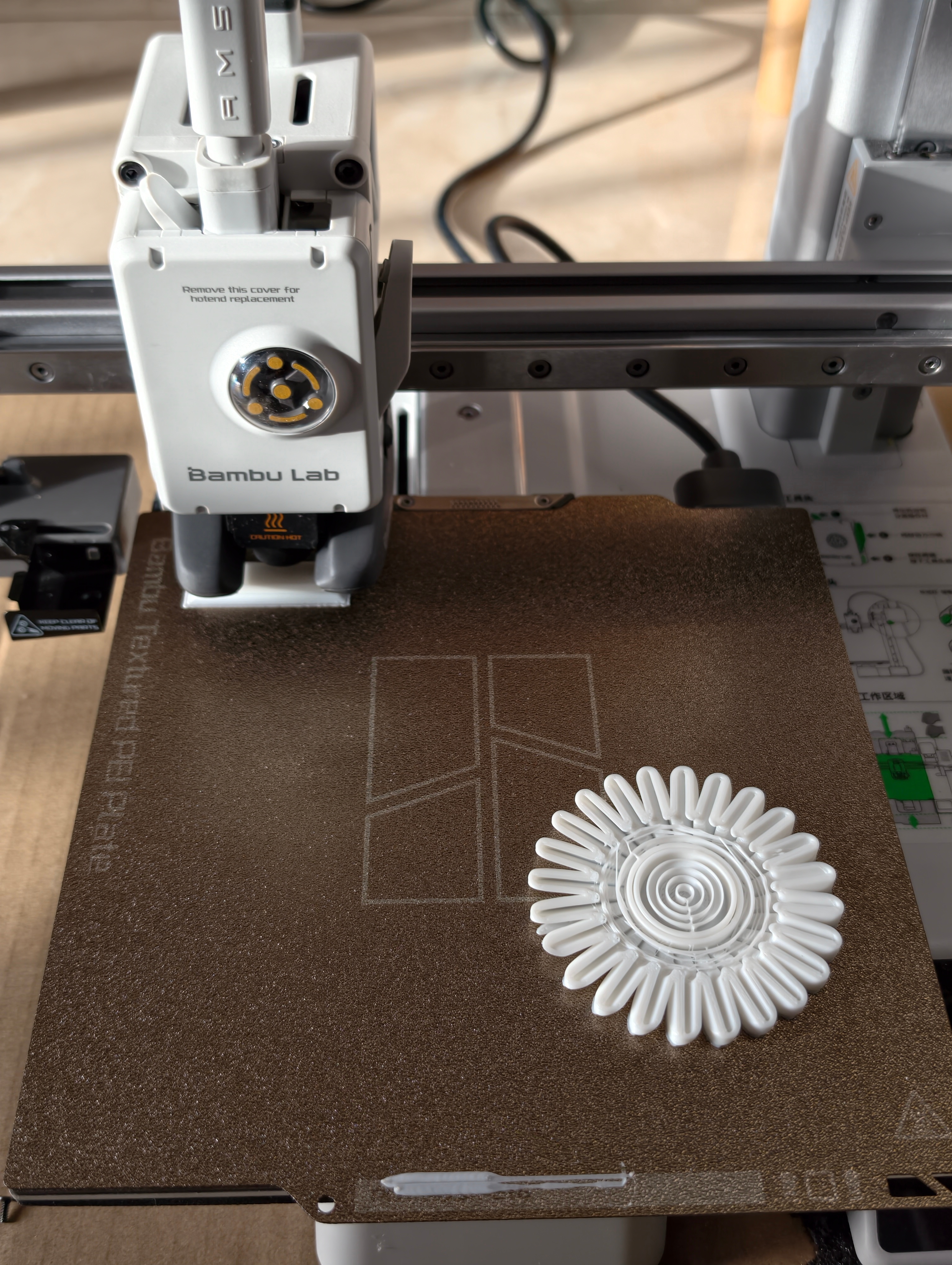 修好以后还挺开心还教了小猫怎么算模型成本之后她打了好几个那种解压神器卖给了同学赚