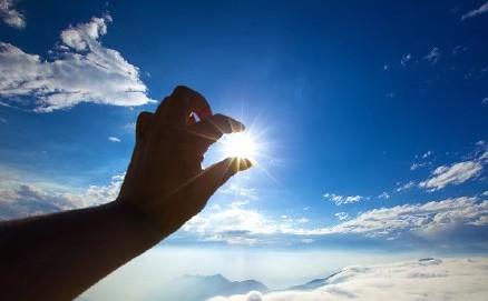 人工智能有没有毁灭人类的可能？这还真不好说。目前的人工智能受人类控制和监督，也有