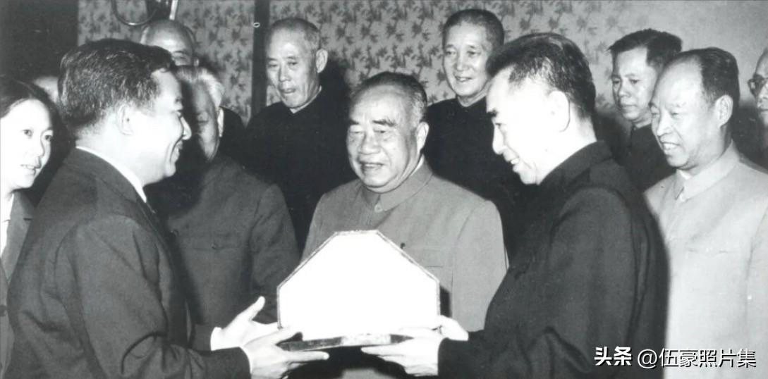 1964年10月5日，柬埔寨国家元首诺罗敦·西哈努克亲王在北京向周恩来总理授予柬