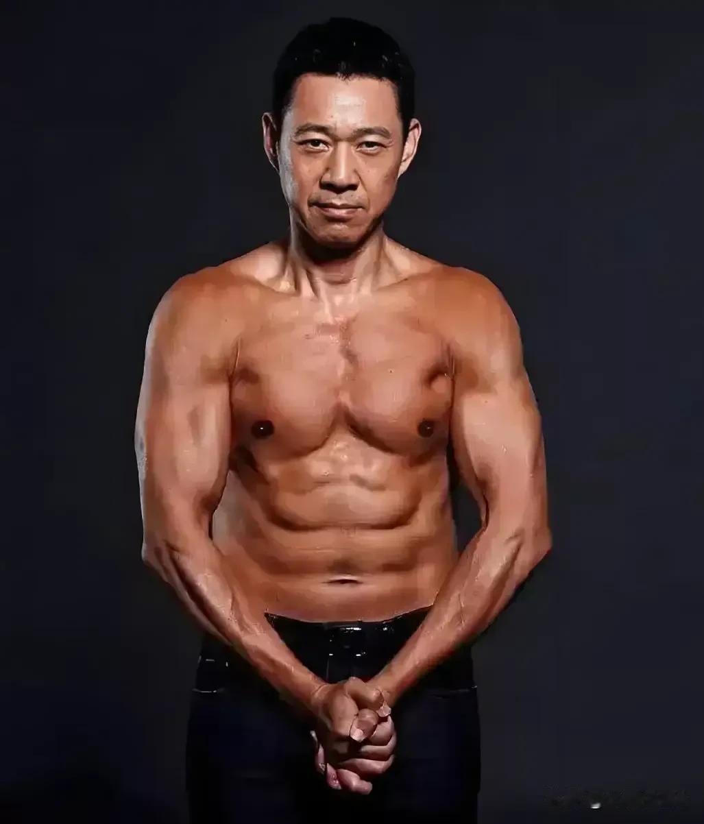 说句吕丽萍不爱听的：张丰毅比孙海英好看太多了，不论是颜值还是身高、体型，张丰毅都