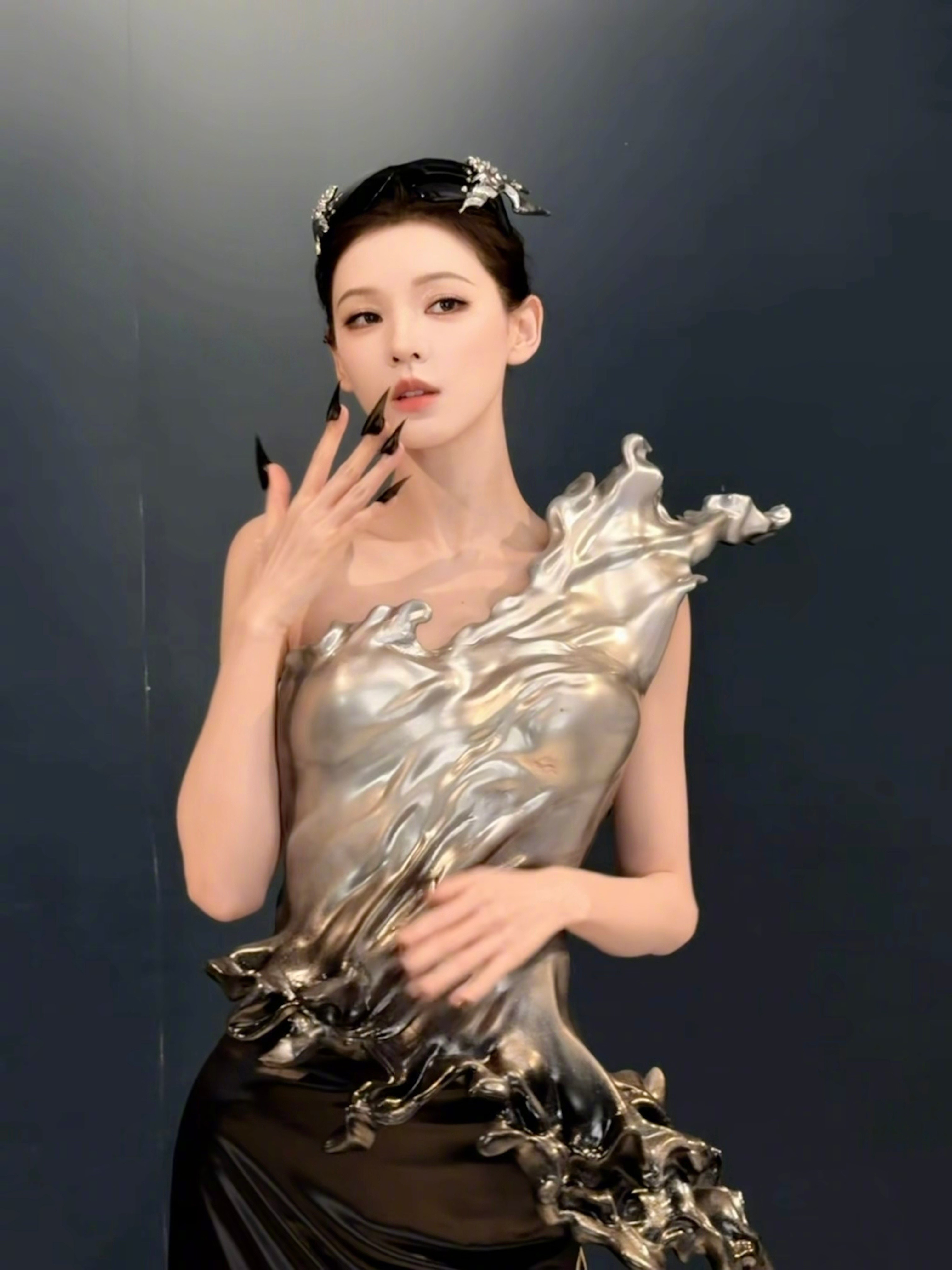 张予曦裸背张予曦今日活动造型惊艳释出！一袭绝美露背造型太有新意，大胆解锁的裸背设