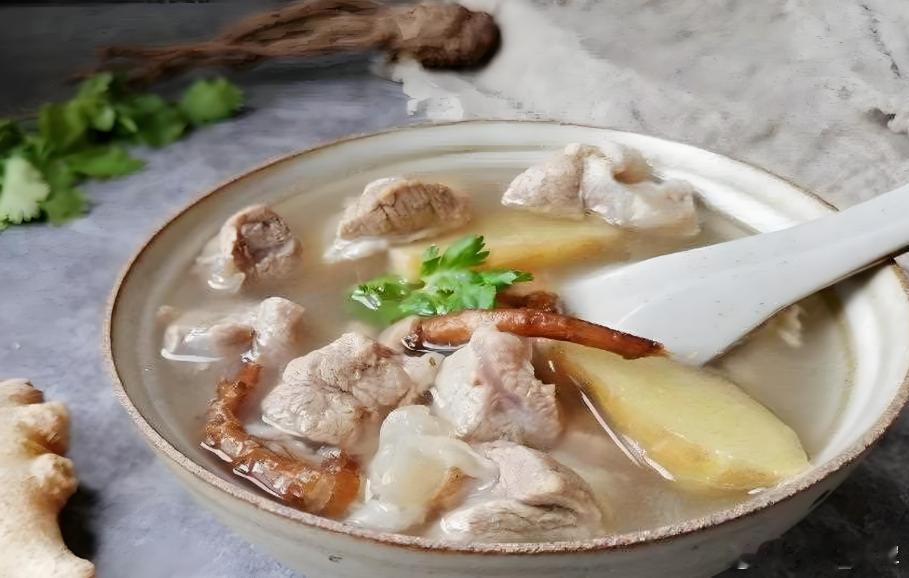 冬至养藏：生姜羊肉汤（温肾暖脾、藏阳固根，一碗补对冬至阳）核心逻辑：冬至“阴极之