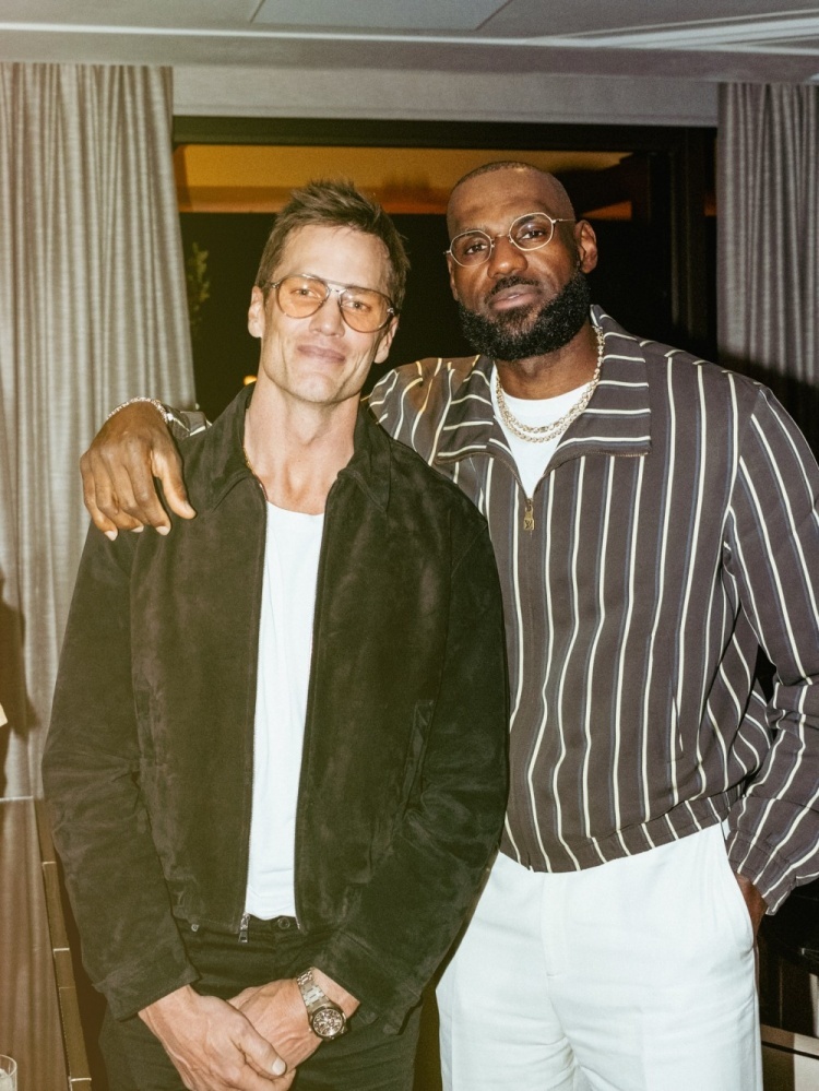 前NFL球星汤姆·布雷迪今日晒出了一张跟詹姆斯的合影，NFL官方社媒转发配文：“