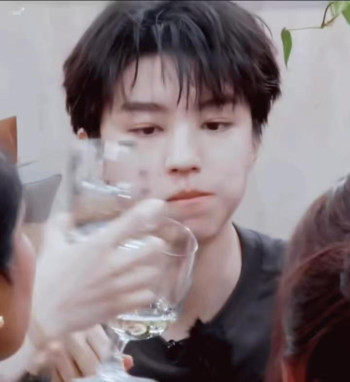 姜妍投喂王俊凯 谁能拒绝姜妍的投喂啊！刚做好的大鸡腿直接塞给王俊凯，看着他吃得满