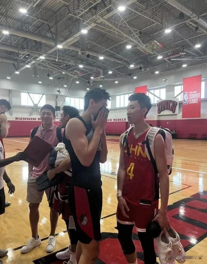 中国男篮“助攻”崔永煕3记三分，他能留下来吗？

刚刚结束的中国男篮和开拓者的内