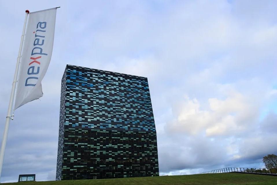 荷兰终于“清醒”了，准备把安世半导体，还给中国公司。
 
荷兰政府三个月前突然把