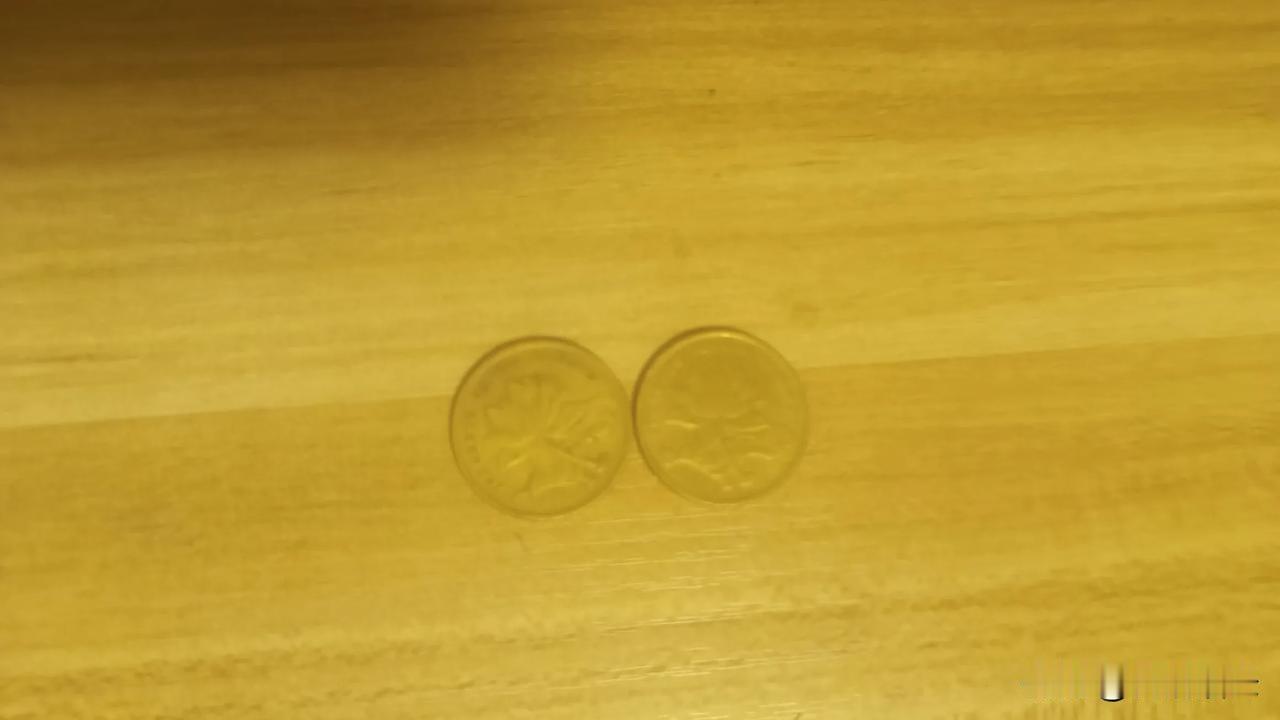 昨天收拾抽屉的时候在角落里面发现两枚5毛钱硬币说真的我有十几年没有见到过这种五毛