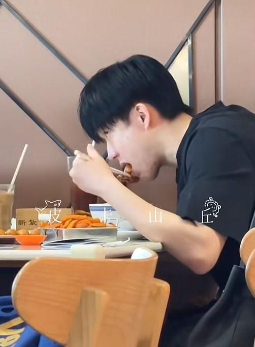 这菜一看就不好吃[笑哭]都是头哥不爱吃的[赞]跟他挑食没关系[笑哭][比心][比