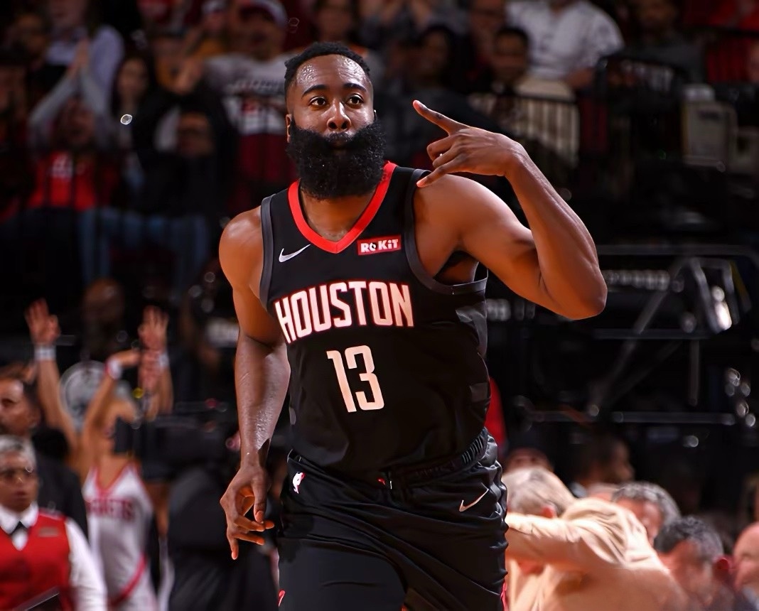今日，美媒BGN Hoops发推盛赞哈登，称他是NBA历史最顶级的全能进攻球员。
