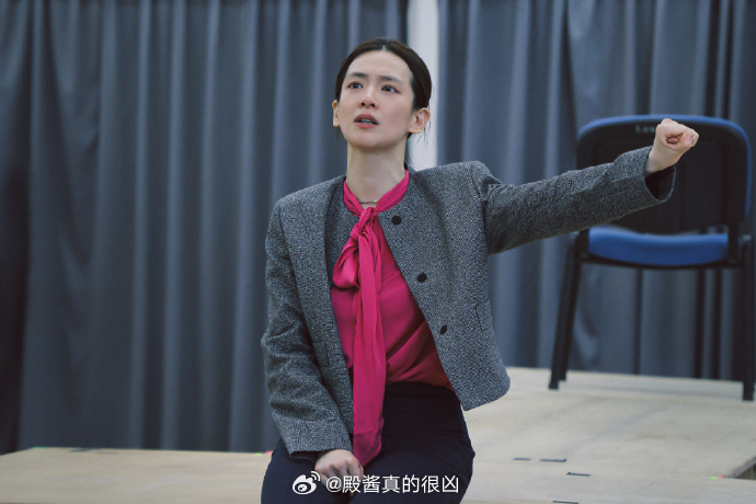 陈昊宇《初步举证》话剧排练花絮来啦！好认真的小眠，每张照片里都能感受到十足张力