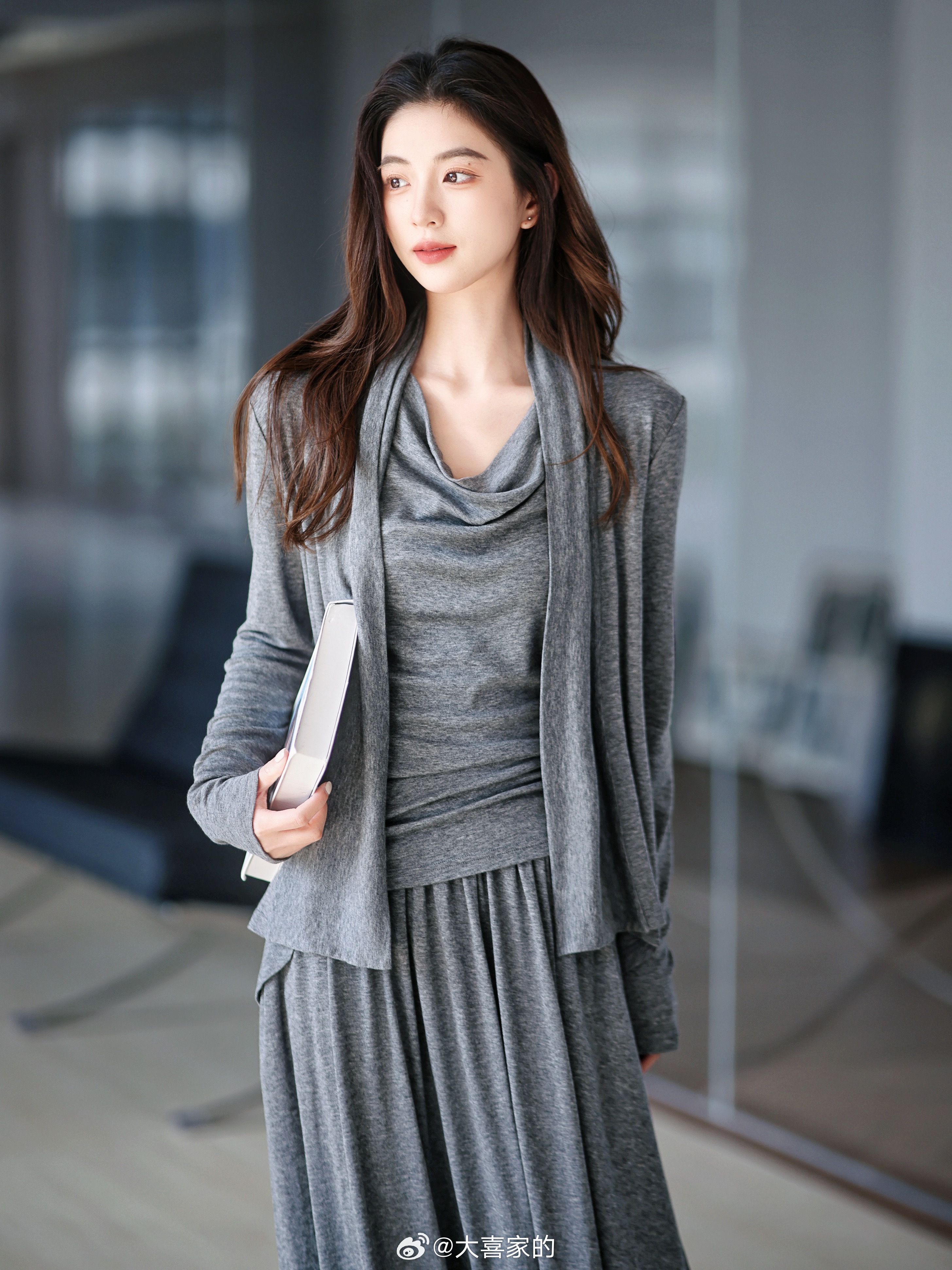 谁说懒人穿搭不能优雅高智？这套！背心+开衫+半裙 很姐系很有魅力的！ 