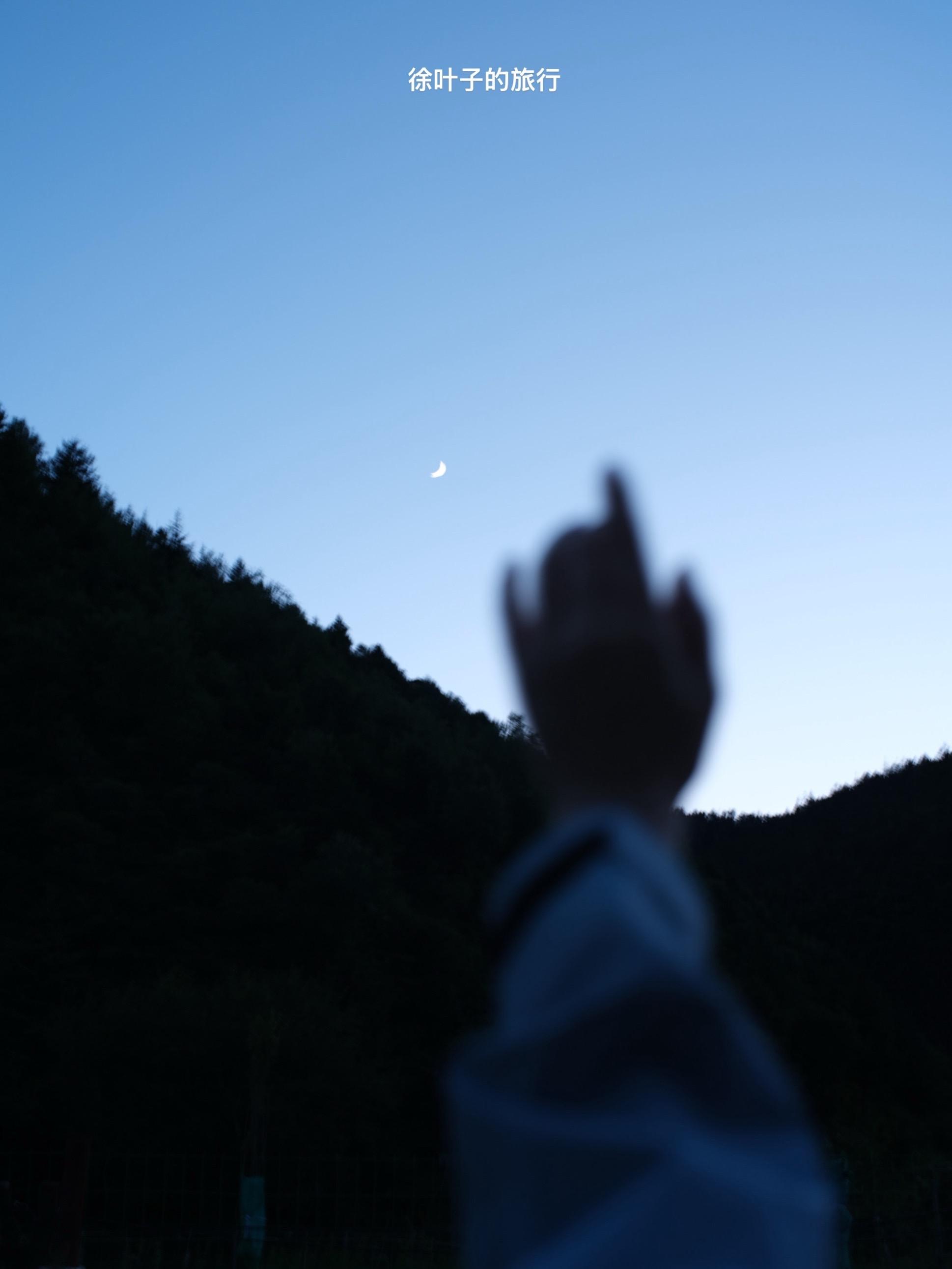 循此苦旅 以抵繁星 在牧场的夜晚 疗愈旅行的意义  就在大家都安静坐在...