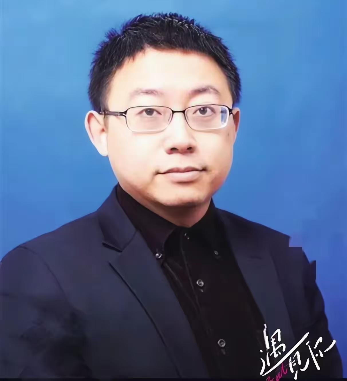 复旦大学的沈逸教授认为大陆人民对郑丽文的评价太高了，她根本不值得大家这么关心。
