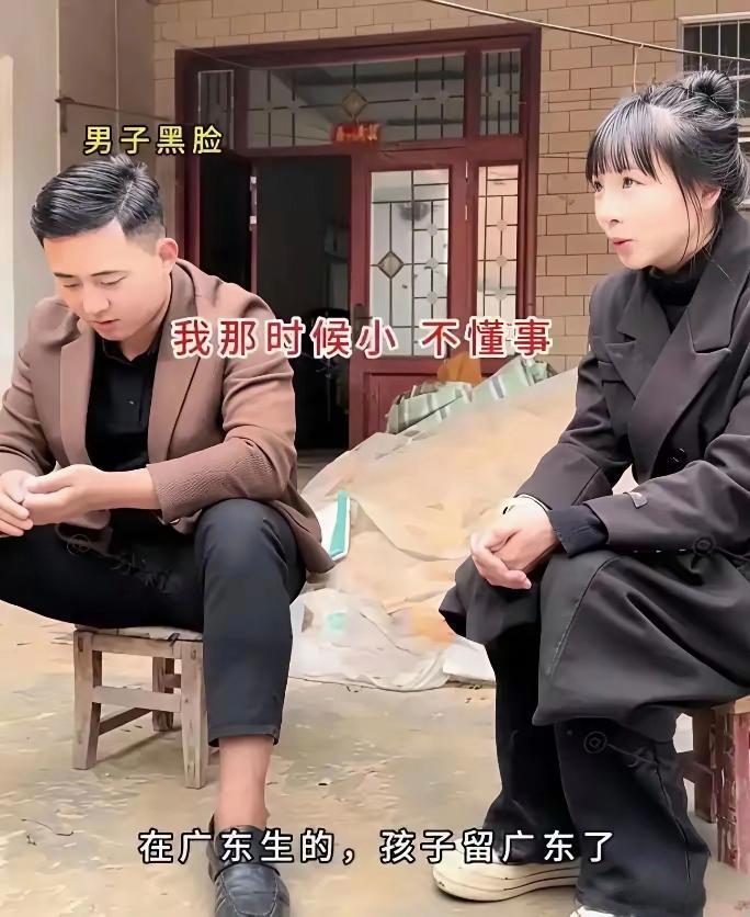四川一对年轻男女经人介绍相亲，男的35岁，女的32岁。
一大早男子就迫不及待跟着