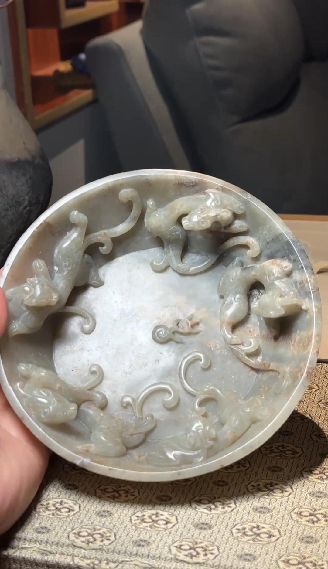 【明代高浮雕螭龙纹玉洗·文房遗珍】
明时文人案头的风雅，全藏在这方玉洗里✨
和田