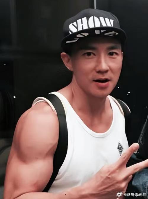 披哥全员被刘畊宏笑声洗脑刘畊宏边笑边拉麦 救命！刘畊宏这笑声太有感染力，披哥直播